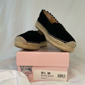 Crown Vintage scalloped black suede bahamas 1 inch flat platform espadrilles.